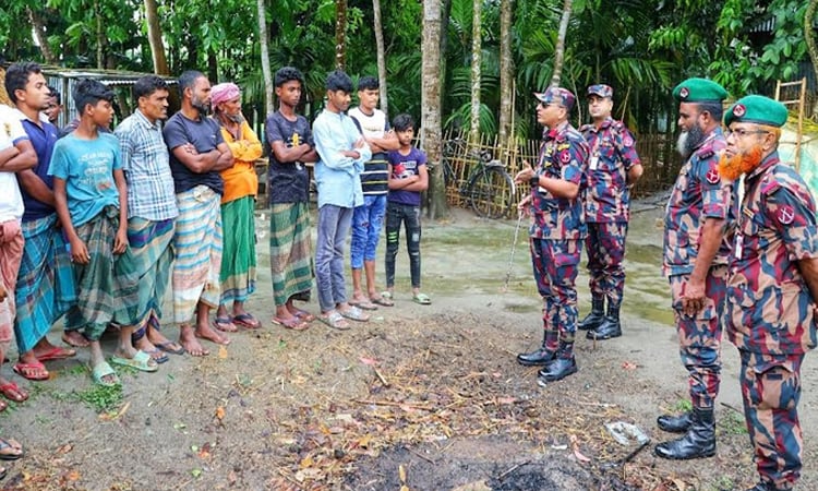 ঈদুল আজহা সামনে রেখে লালমনিরহাট সীমান্তে  বিজিবি’র কঠোর নজরদারি